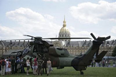 Exposition d'hélicoptères et véhicules de l'armée + largages de parachutistes