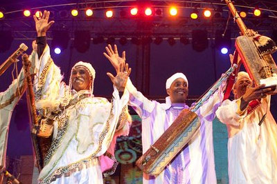 Spectacle en plein air gratuit de musique marocaine Gnaoui mélangée à d'autres arts du monde entier