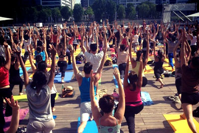 Séance en plein air gratuite de yoga au dessus de la Seine au Wanderlust