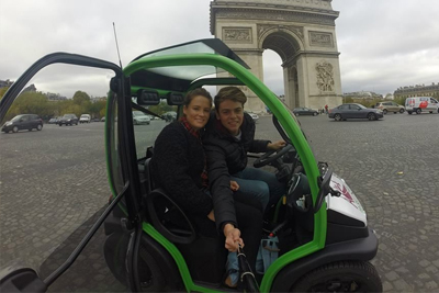 Visiter Paris dans une toute petite voiture électrique, fous rires assurés 