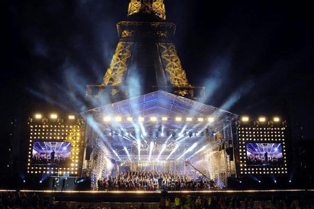 Grand concert gratuit de musique classique et spectacle pyrotechnique au pied de la Tour Eiffel