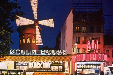 Spectacle gratuit sur la façade du Moulin Rouge (sons, lumières, french Cancan, …)