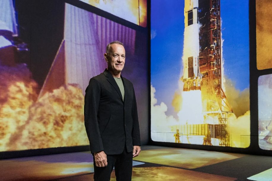 Destination Lune, un voyage immersif avec Tom Hanks à l'Atelier des Lumières