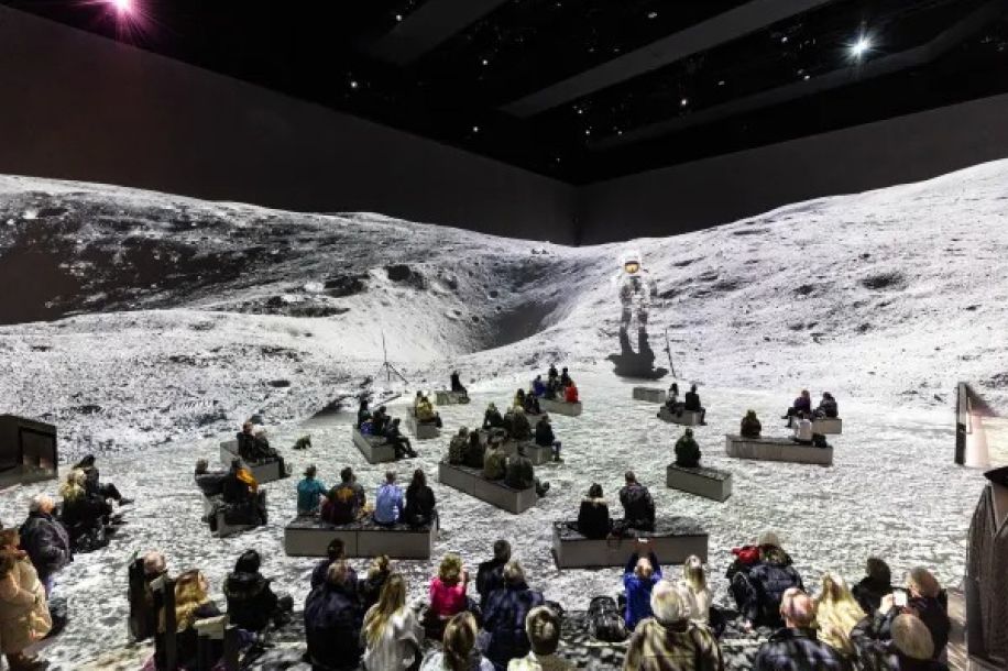 Destination Lune, un voyage immersif avec Tom Hanks à l'Atelier des Lumières