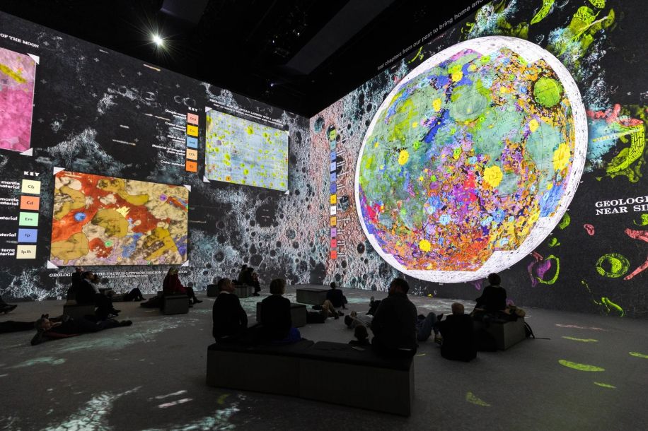 Destination Lune, un voyage immersif avec Tom Hanks à l'Atelier des Lumières