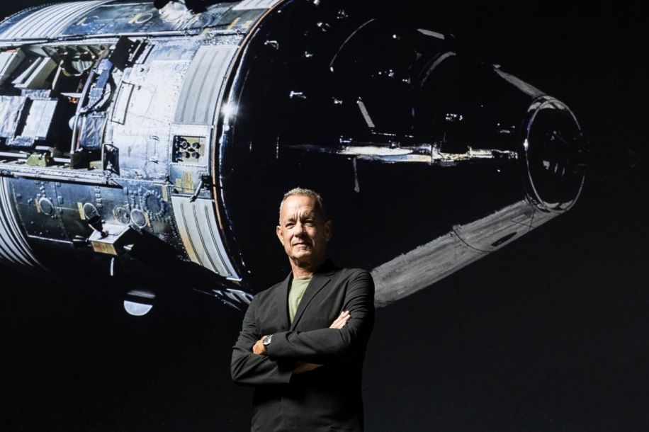 Destination Lune, un voyage immersif avec Tom Hanks à l'Atelier des Lumières
