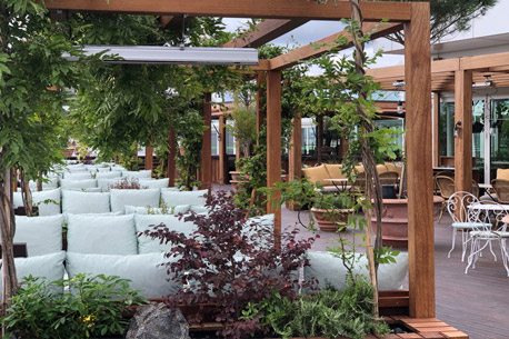 Terrasse rooftop géante by Le perchoir à Porte de Versailles