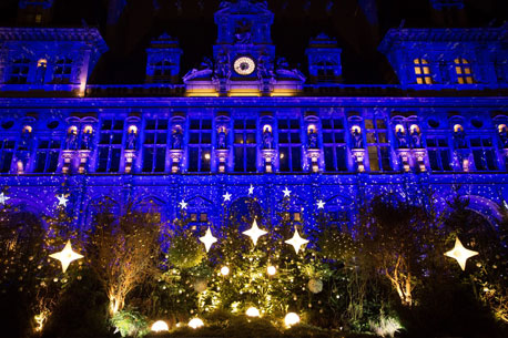 Forêt magique avec illumination de Noël aux pieds de l’Hôtel de Ville de Paris