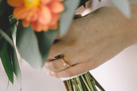 Fabrication d’une bague de fiançailles unique par un artisan joaillier à Paris