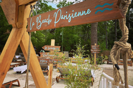 Restaurant bar insolite à Paris, faites vous servir sur votre transat les pieds dans le sable