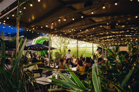 Terrasse géante et green du Wanderlust