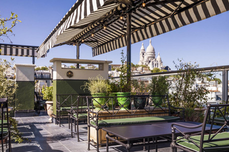 Bar insolite à Paris, sur le toit d'un hôtel avec  vue sur Montmartre