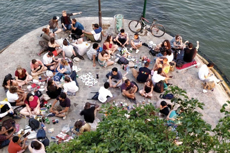 Sortie insolite à Paris : un pique-nique international puis une soirée sur péniche