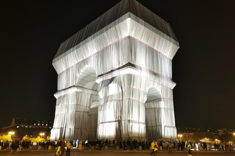 L’Arc de Triomphe empaqueté et la place Charles de Gaulle piétonnisée le weekend