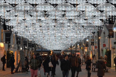 L'allée de Bercy Village recouverte de parapluies lumineux