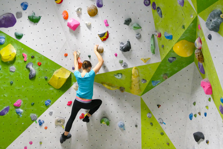 Idées de sortie à Paris : tentez l’escalade de bloc en indoor 