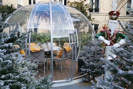 Repas de fête dans une bulle du jardin féérique de l'Hôtel Le Fouquet's