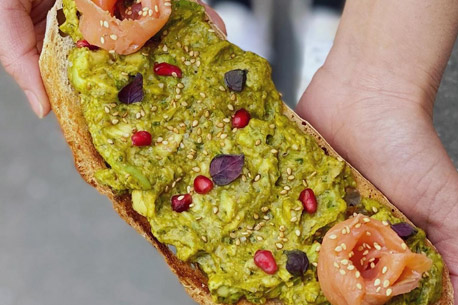 Délicieux repas gratuit : une distribution d’avocado toasts à Paris 