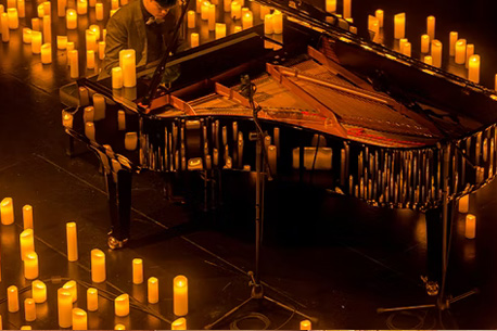 Concert insolite de Hip-Hop au piano éclairé à la bougie