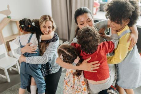 Garde d’enfants à Paris inspirée des pédagogies actives