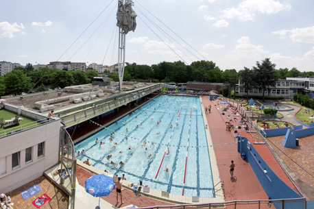 Piscine extérieure et solarium gazonné dans le 12ème