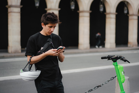 Distribution gratuite de casques par la marque Lime