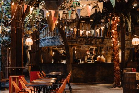 Resto bar façon cabinet de curiosités : objets insolites, décor de film et ambiance tropicale
