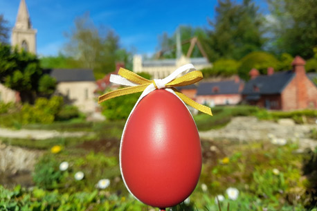 Chasse aux œufs au Parc France Miniature pour Pâques