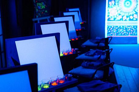 Neon Brush : l’atelier de peinture dans le noir à ne pas rater à Paris