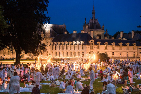 Pique nique en Blanc : une soirée magique dans les jardins du Château de Chantilly