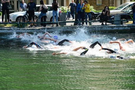 Sortie insolite à Paris : une course de natation à obstacles ! 