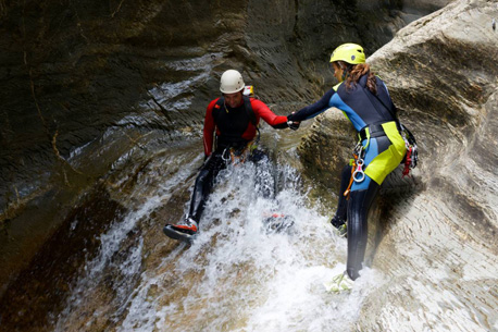 Peut-on pratiquer le canyoning seul, sans guide ?