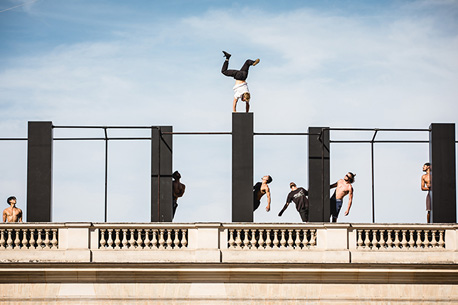 Spectacle gratuit d'acrobates sur les toits du Palais Royal