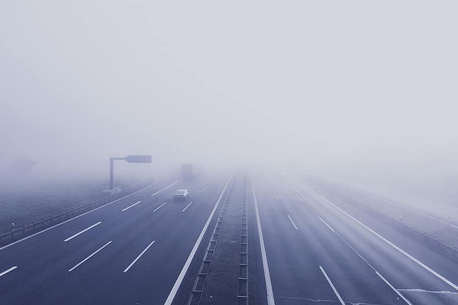 Conduite sécuritaire à Paris : L'importance des feux de brouillard et des équipements pour la pluie