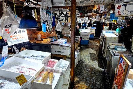 Restaurant de ramens en plein marché aux poissons de Tsukiji à Tokyo