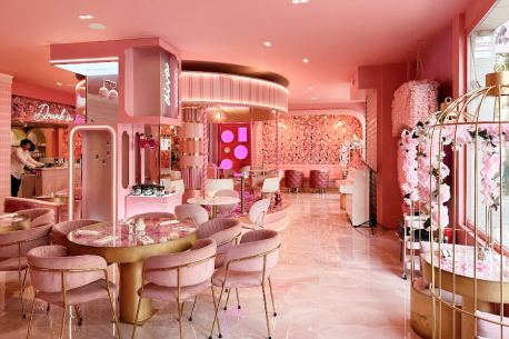 Restaurant digne d’un conte de fées : du rose, un carrousel et des fleurs partout