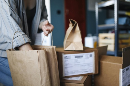 Bon plan à Saint-Maur-des-Fossés : cette boutique revend au kilo des colis  non réclamés