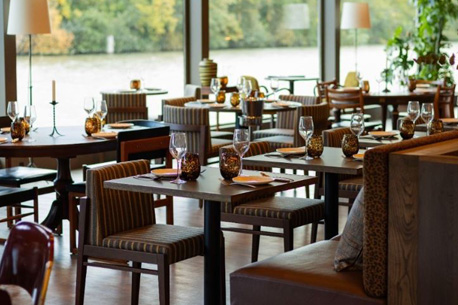 Restaurant au bord de l'eau avec vue verdoyante sur le Parc de l’Île Saint Germain