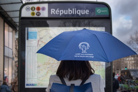 La RATP prête gratuitement des parapluies !