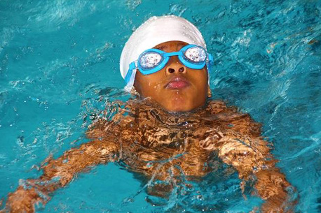 Les compétences clés enseignées dans les cours de natation anti-noyade
