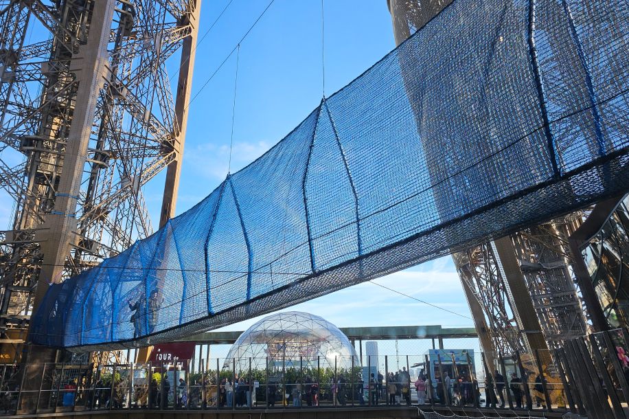 Osez le vertige gratuitement : traversez le pont suspendu de la Tour Eiffel !