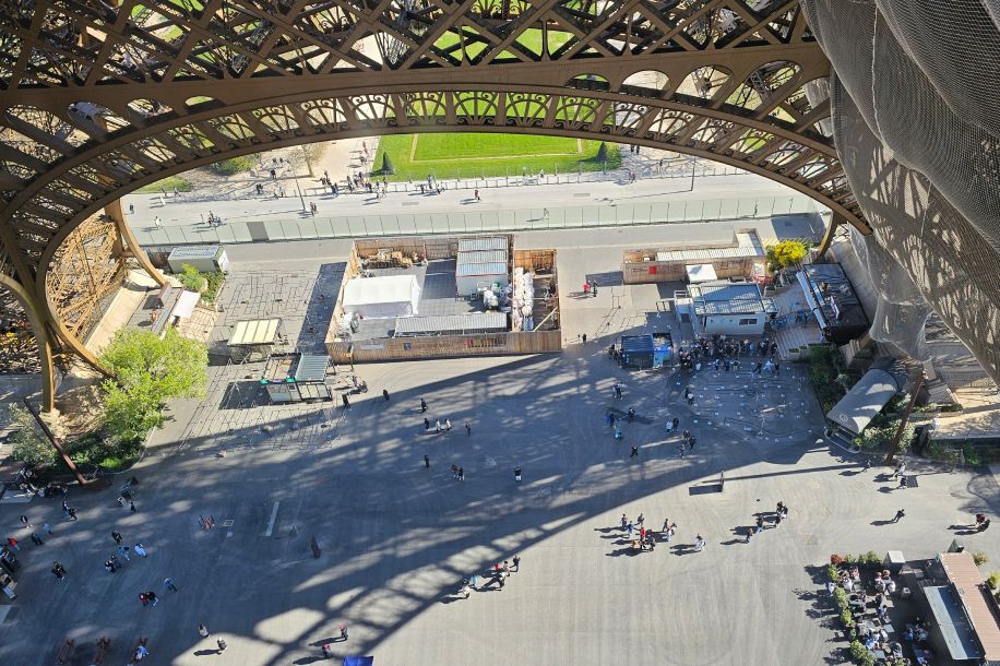 Osez le vertige gratuitement : traversez le pont suspendu de la Tour Eiffel !