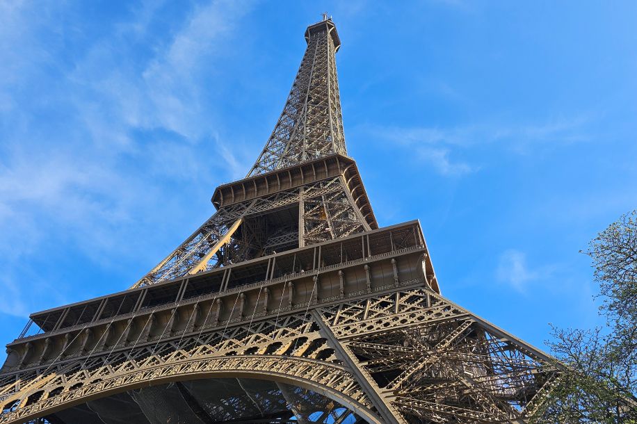 Osez le vertige gratuitement : traversez le pont suspendu de la Tour Eiffel !