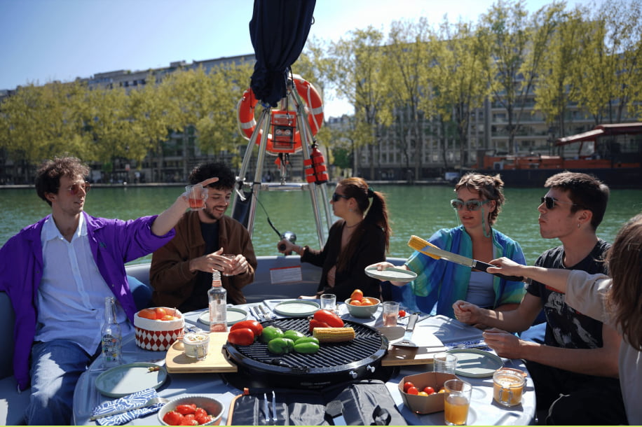Louez un bateau sans permis à Paris… avec plancha intégrée !