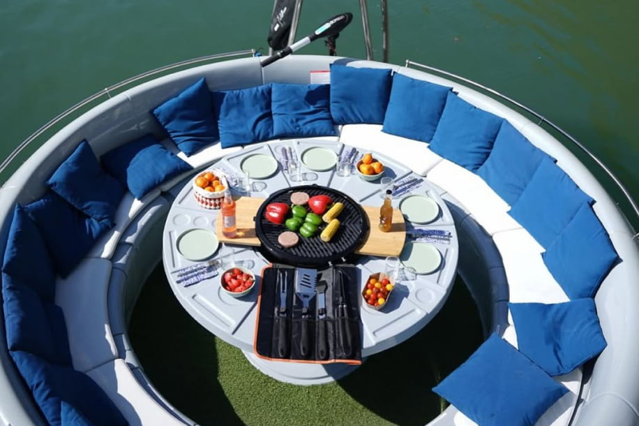 Louez un bateau sans permis à Paris… avec plancha intégrée !