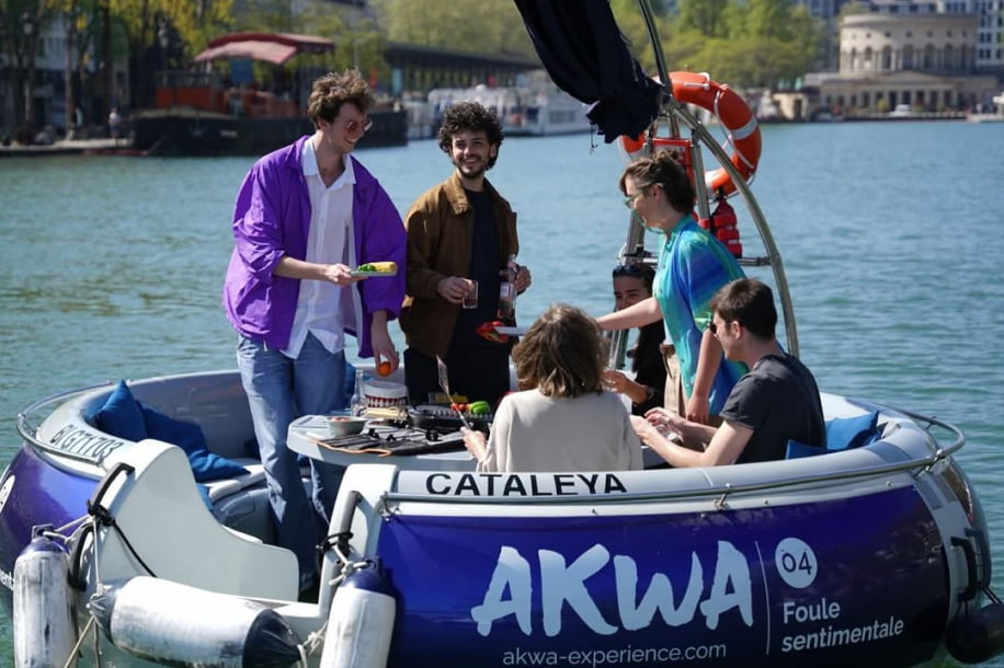 Louez un bateau sans permis à Paris… avec plancha intégrée !