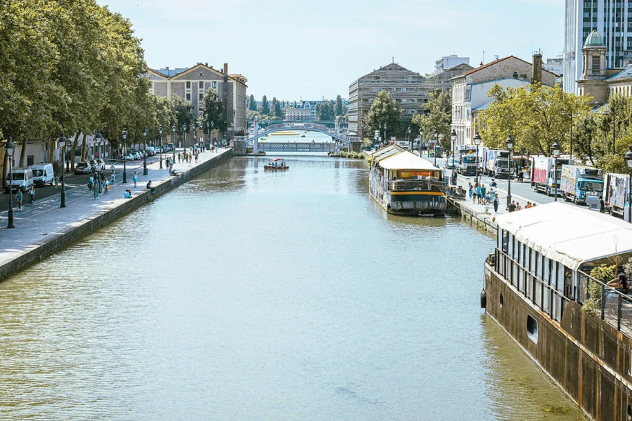 Louez un bateau sans permis à Paris… avec plancha intégrée !