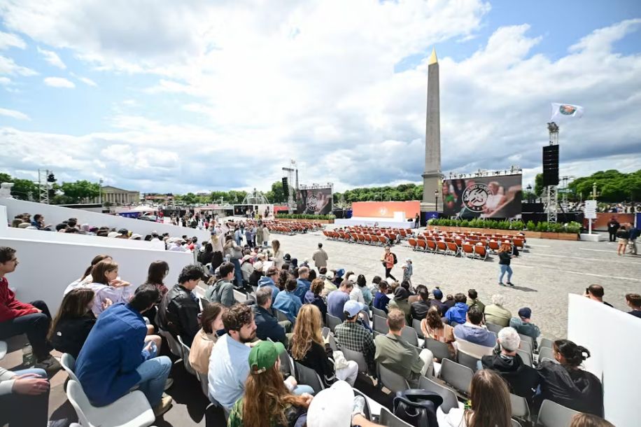 Roland Garros revient à la Concorde : écrans géants, DJ et chiliennes au programme