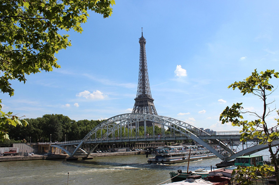Le 15e arrondissement de Paris, au delà de la Tour Eiffel