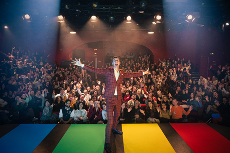 COM EN COULEURS : le spectacle qui va colorer votre cerveau (et vos relations)